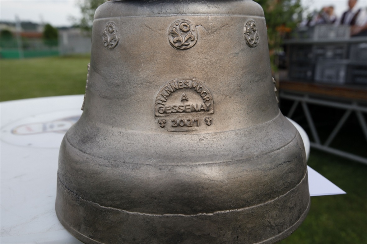 Eine Glocke für den neuen Oberroter Bürgermeister Peter Keilhofer.