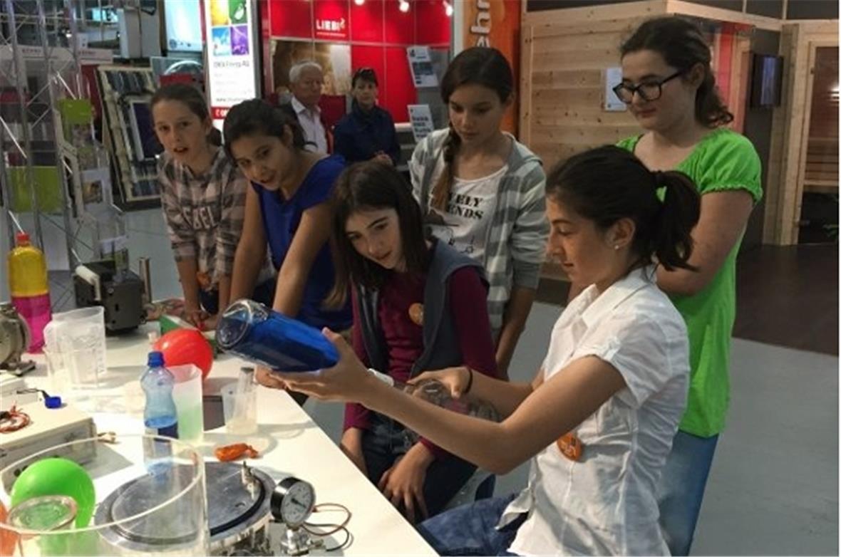 Eine Gruppe beim Experimentieren.