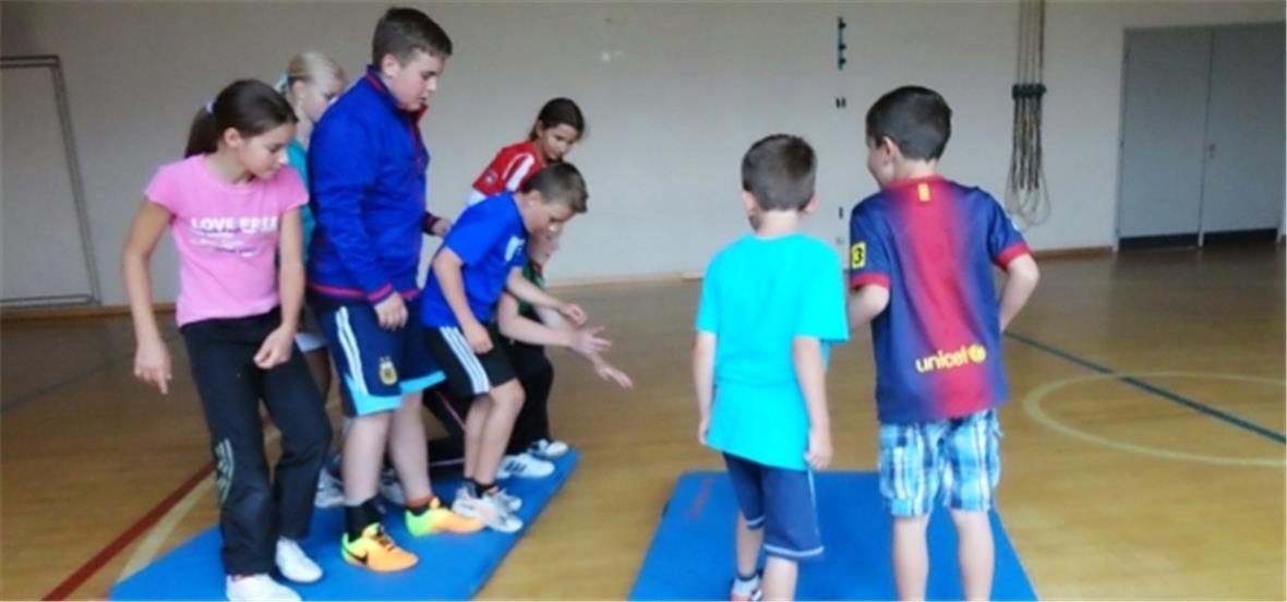 Eine Gruppe beim spannenden Mattenschieben.