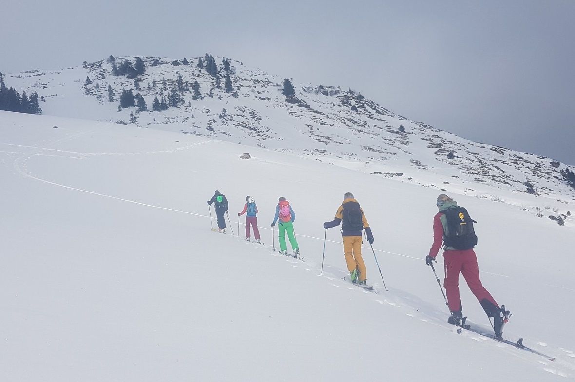 Eine Gruppe der JO des SAC Wildhorn auf Skitour am 6. Januar.