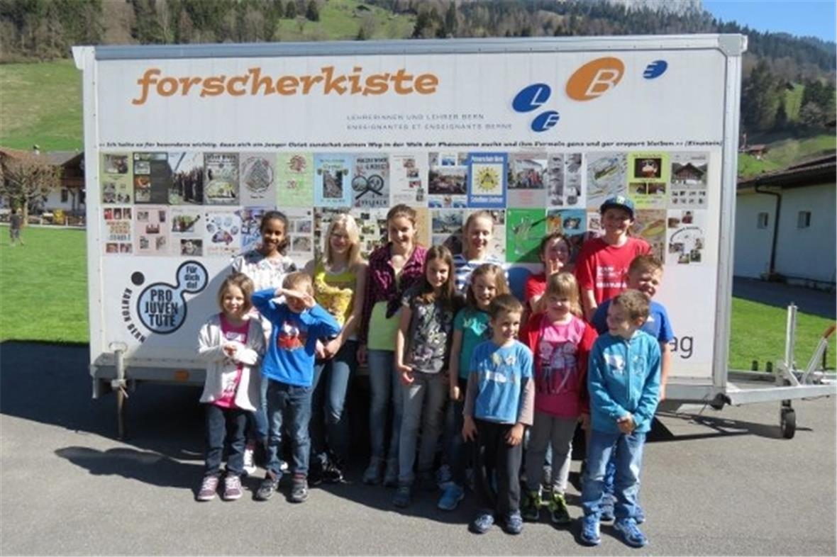 Eine Grupppe vor der Forscherkiste.