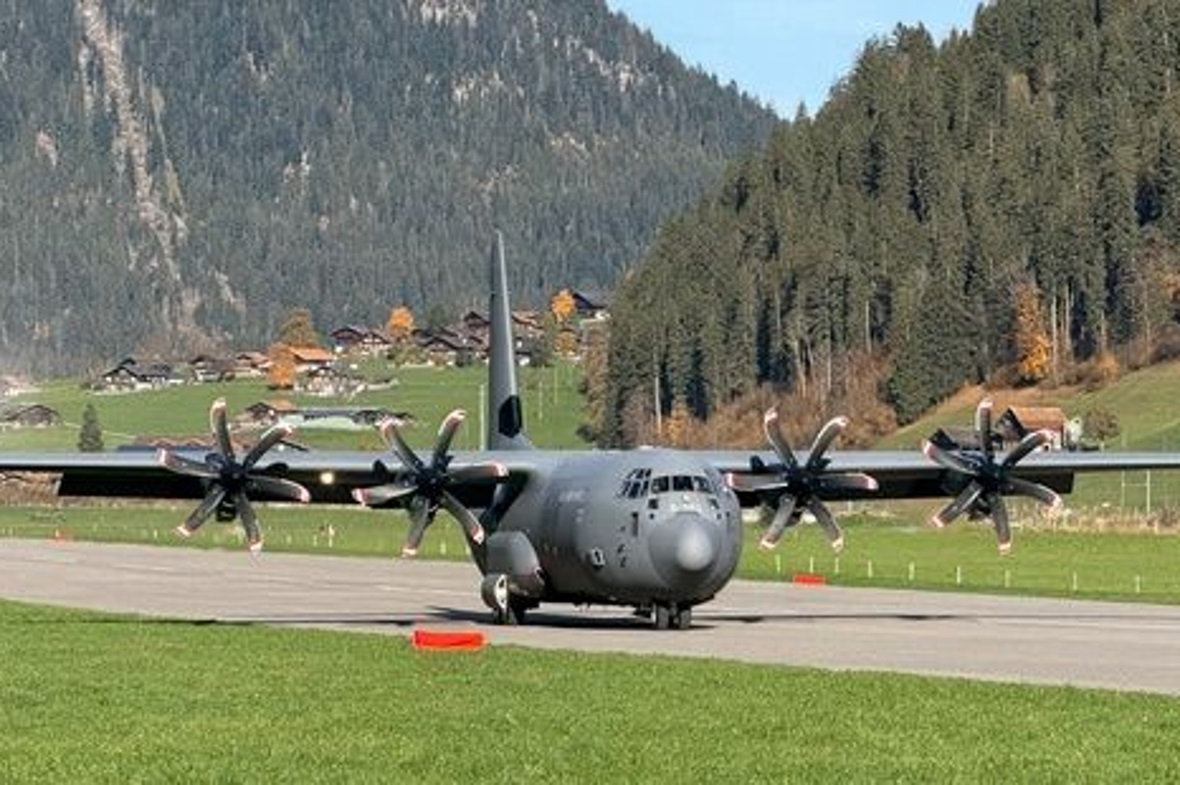 Eine Hercules C-130J der dänischen Luftwaffe landete und startete zu Trainingszwecken mehrfach auf dem Flugplatz St. Stephan.