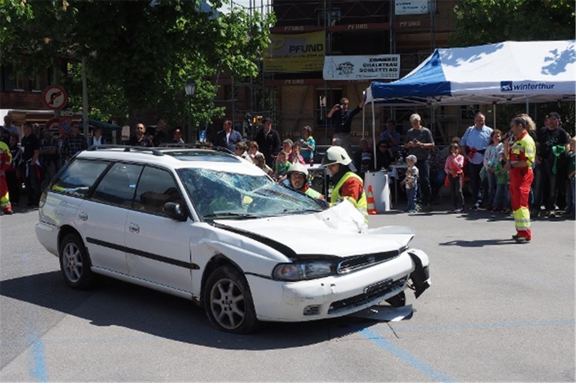 Eine Person ist im Auto eingeklemmt und wartet auf Hilfe.