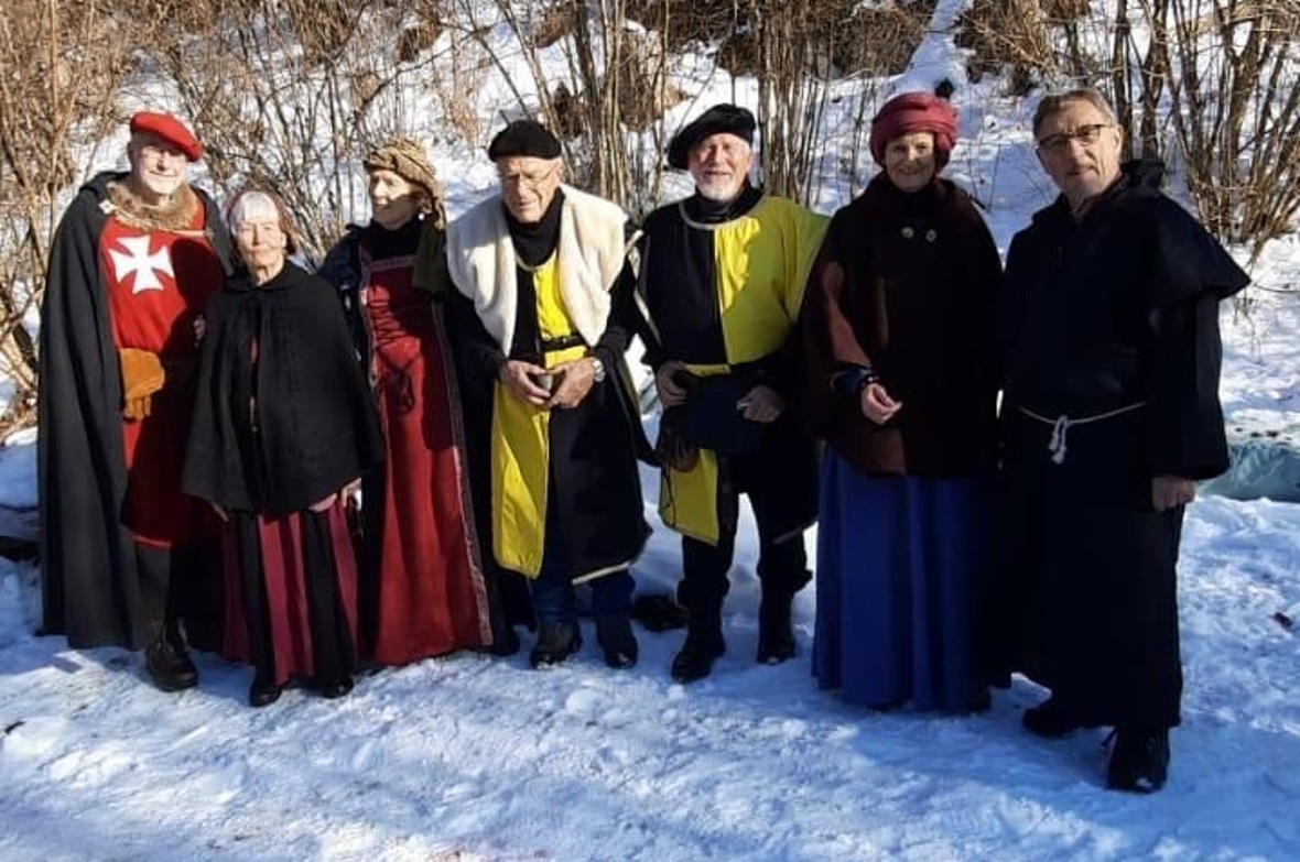 Eine Schar gewandeter Damen und Herren traf sich mit Gästen bei bestem Wetter und herrlicher Winterstimmung auf Burg Mannenberg zum Neujahrsapéro.