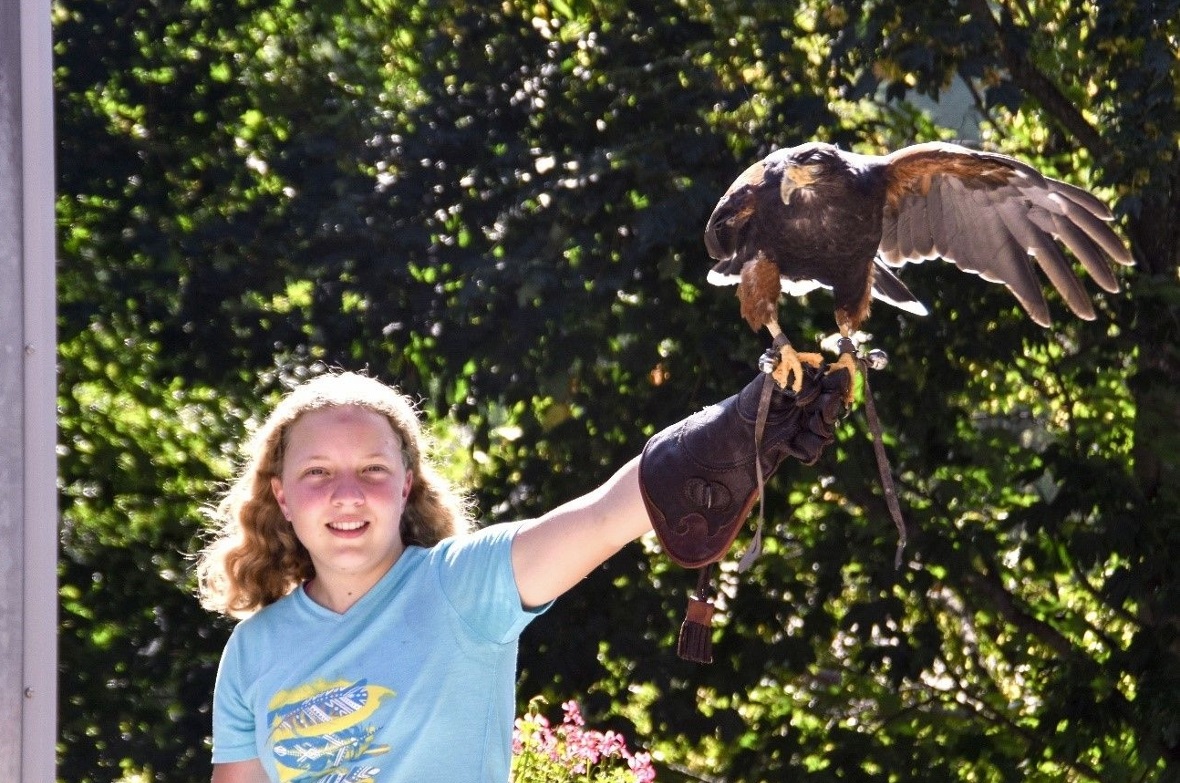 Eine Schülerin der 8. Klasse Real in der Falknerei Galina in Malbun.