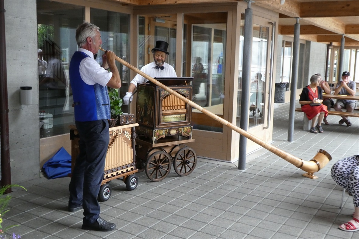 Eine Schweizer Premiere mit Hans von Allmen aus Oey am Alphorn, und Peter Bachmann aus Reichenbach an der Drehorgel.