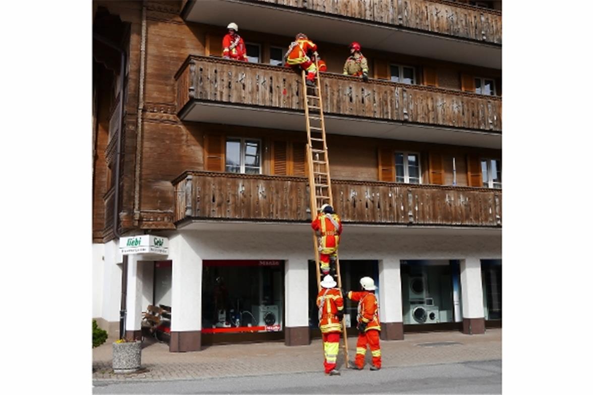 Eine Sichere Rettung über die Feuerwehrleiter wird geübt.