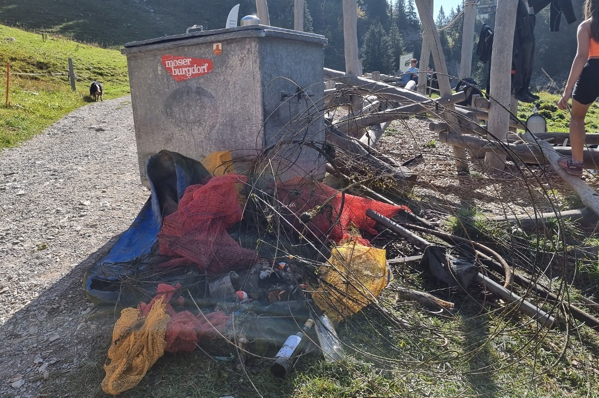 Eine Tonne Müll wurde aus dem Hinterstockensee geholt.