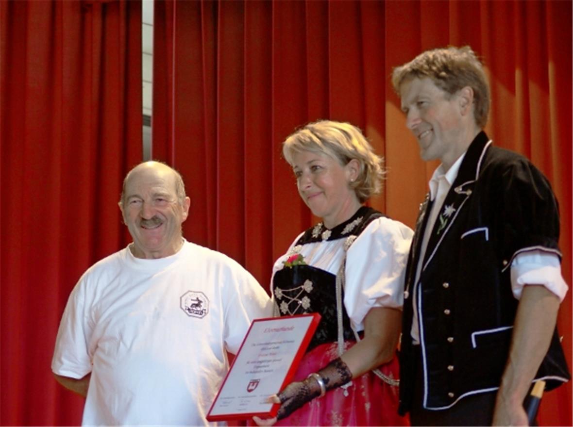 Eine Urkunde für den verdienten Wimmiser Tier- und Humanmediziner und Künstler Res Rösti aus den Händen von Gemeinderatspräsidentin Barbara Josi und von Gemeindepräsident Peter Schmid.