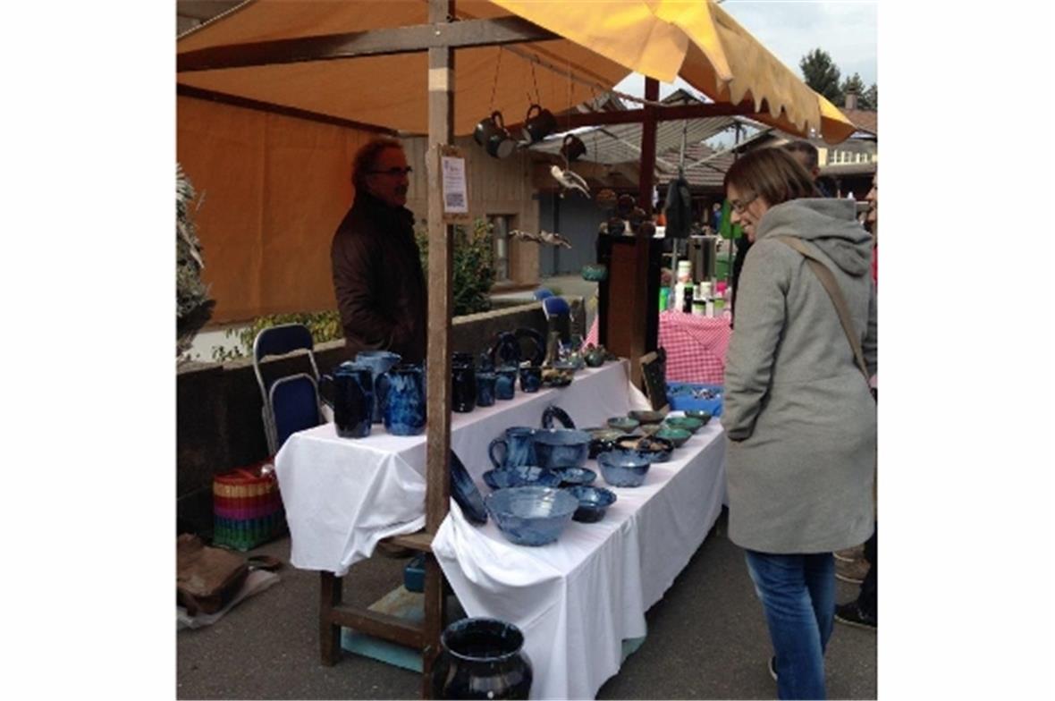 Eine Vielfalt an auserlesenen Artikeln wurde auf dem Markt angeboten.