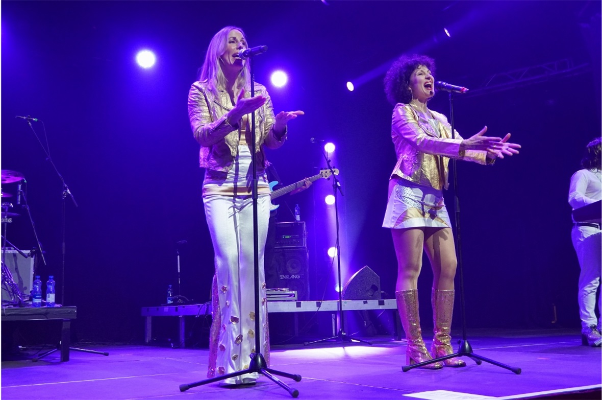 Eine Zeitreise zurück in die Glanzzeit von ABBA mit der Cover Band Abba99 .