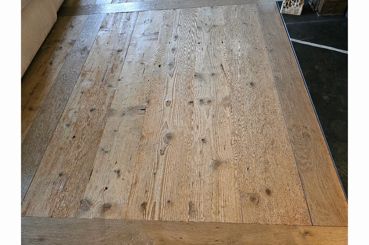 Eine besondere Kombination aus umrahmendem Hartholz (hier wohl Eiche) und eingel...