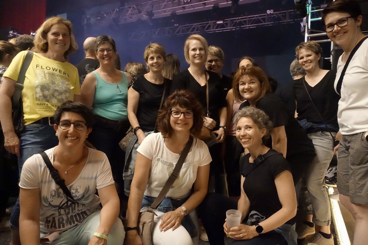 Eine bunt gemischte Gruppe von Simmentalerinnen genoss den Konzertabend mit Shak...