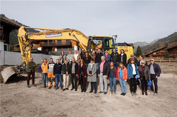 Eine bunt gemischte Gruppe war Zeuge, als der «Baggerstich» durch die Bauherrschaft erfolgreich vollzogen worden war.
