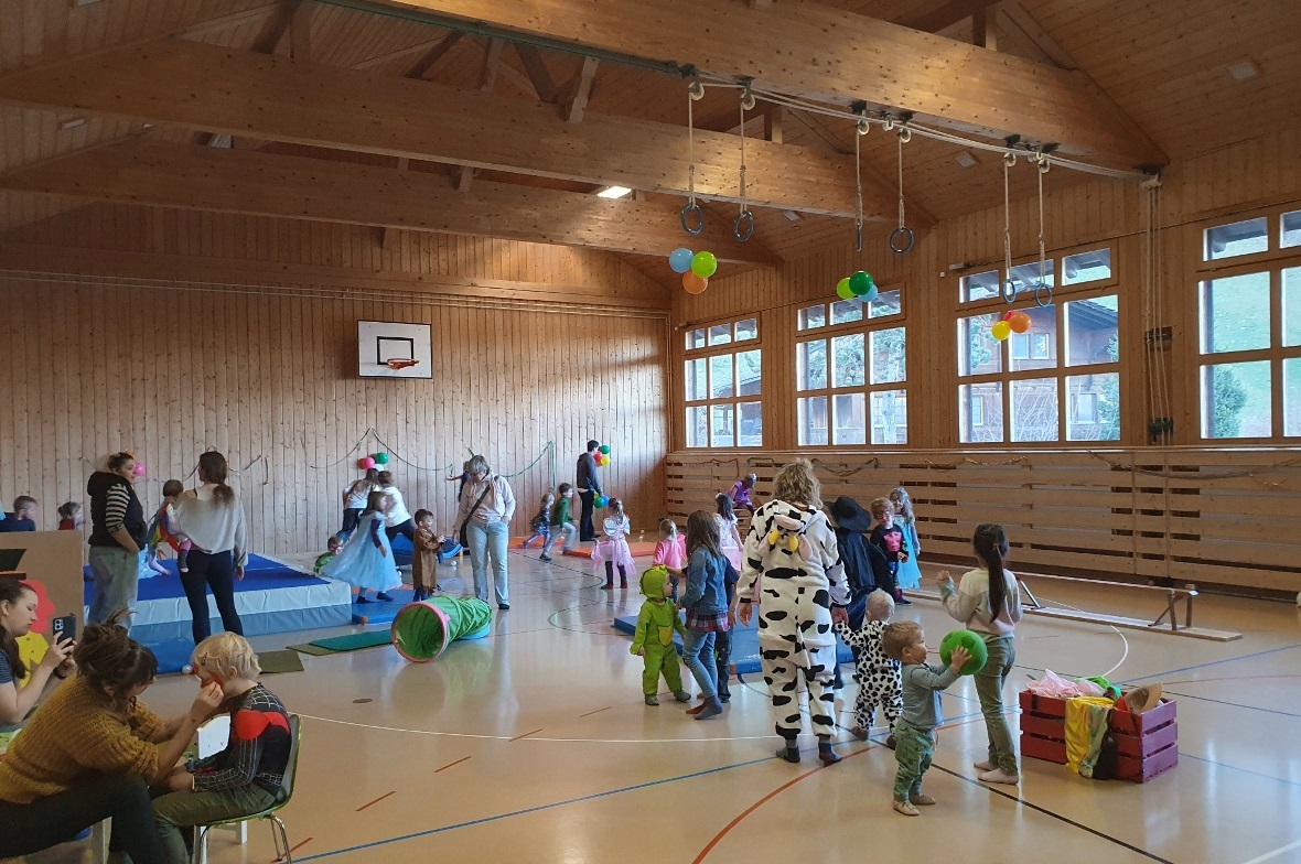 Eine bunte Mischung aus Bewegung, Lachen und Fantasie bei der Fasnacht in der Diemtigtaler ErläbnisKita.