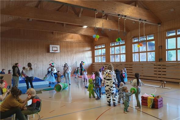Eine bunte Mischung aus Bewegung, Lachen und Fantasie bei der Fasnacht in der Diemtigtaler ErläbnisKita.