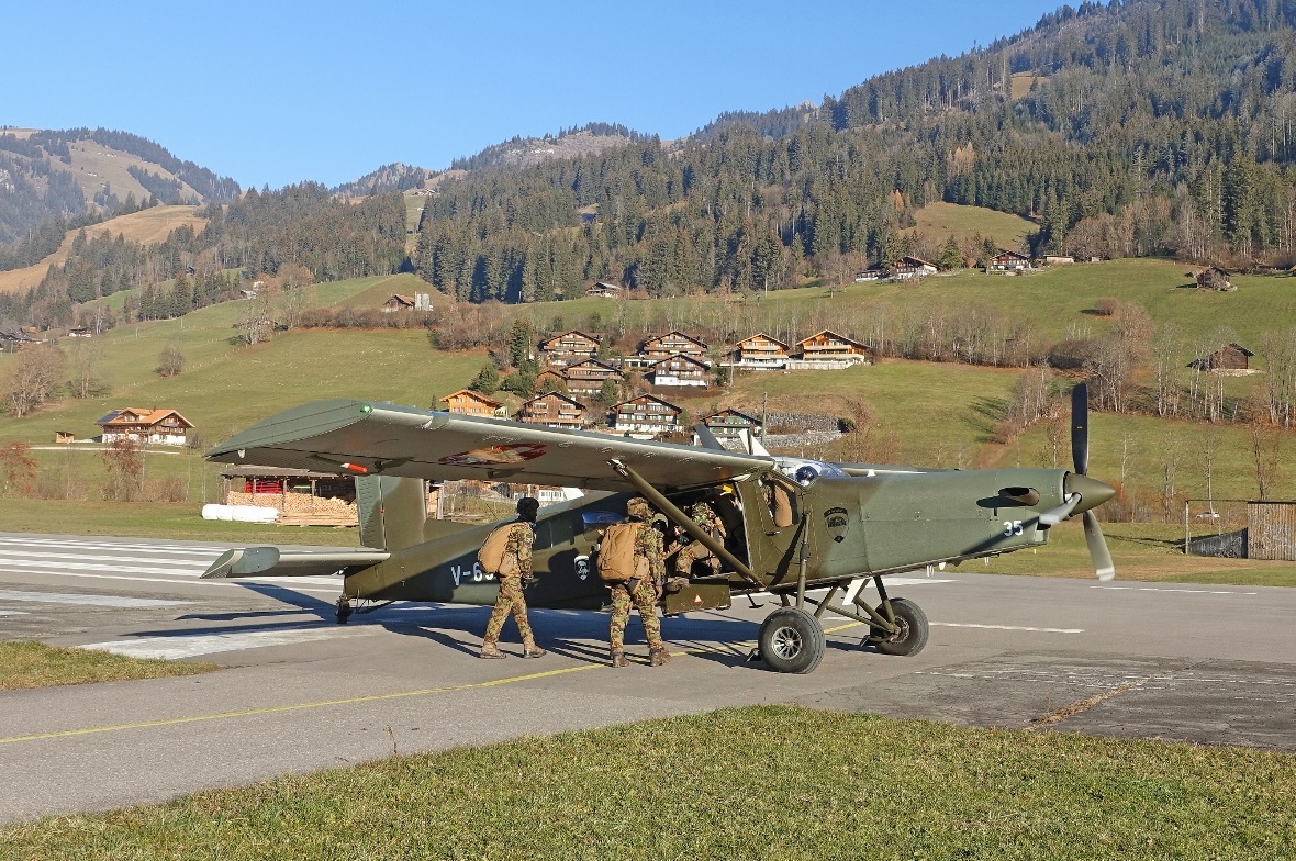 Eine der beiden 8-Mann-Sprunggruppen beim Einstieg in den legendären Pilatus-Por...