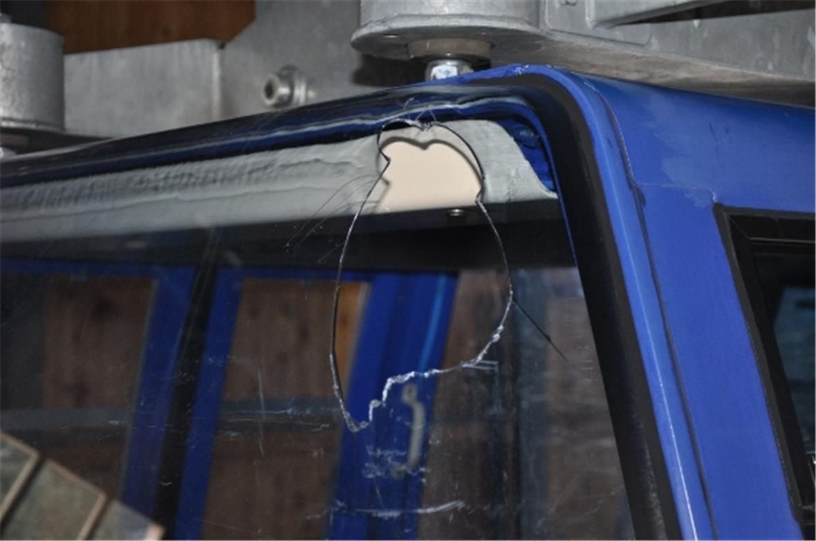 Eine der beschädigten Scheiben.