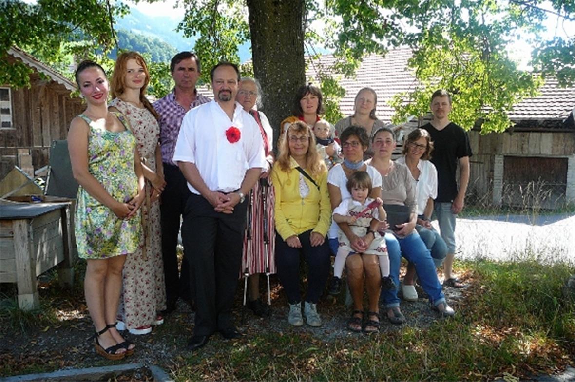 Eine fröhliche Gemeinschaft: Gäste, Gastgeber, ukrainische und einheimische Kuns...