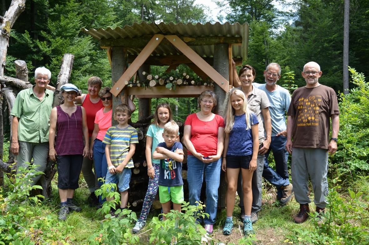 Eine glückliche Baugruppe gibt den Alpenbock-Lebens-Turm zum Bewohnen frei.