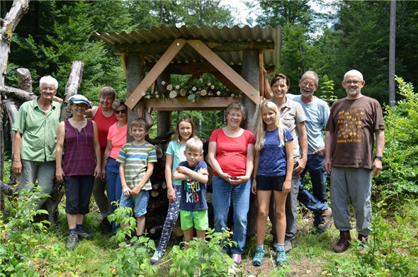 Eine glückliche Baugruppe gibt den Alpenbock-Lebens-Turm zum Bewohnen frei.