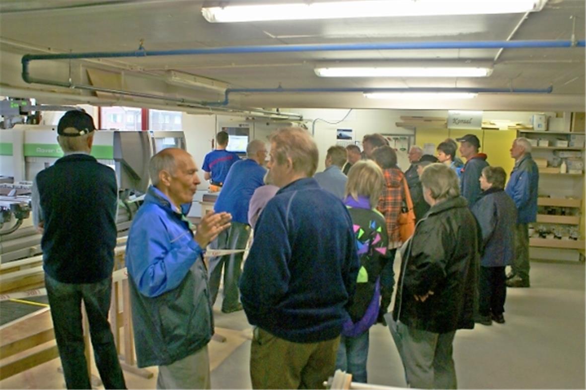 Eine grosse Gästeschar bei einer CNC-Vorführung