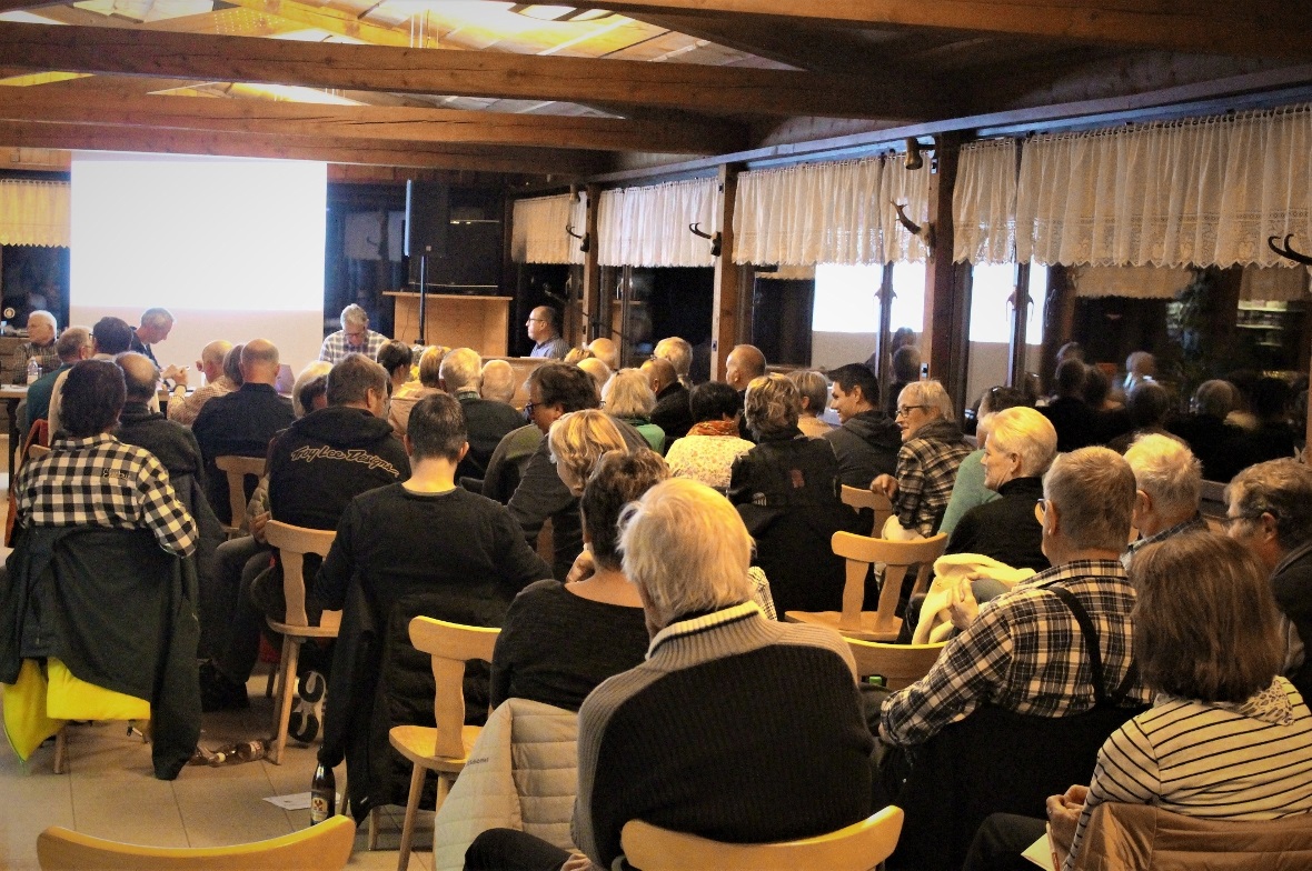 Trendwende: Hoch hinaus, aber noch ein weiter Weg Eine grosse Zahl von Aktionären lauschte konzentriert den Ausführungen von Verwaltungsrat und Geschäftsführung im Berghotel Nüegg.