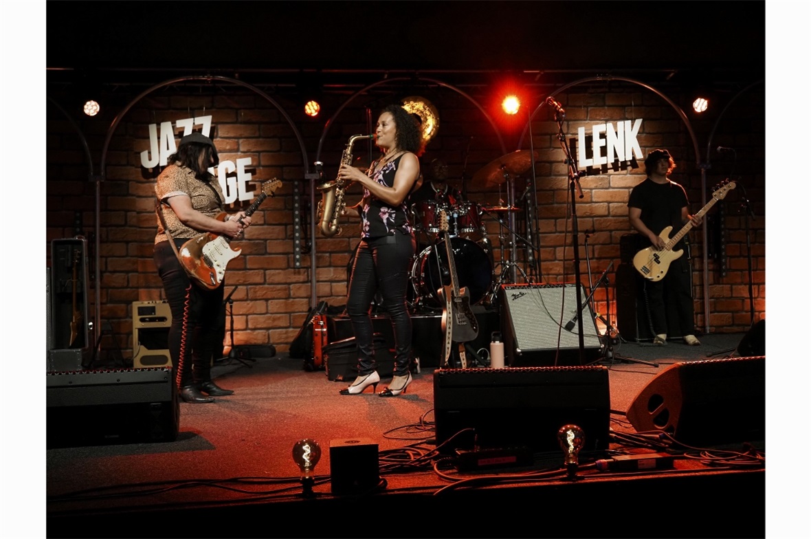Eine mitreissende Show mit viel Blues-, Soul- und Funk bot Vanessa Collier mit i...