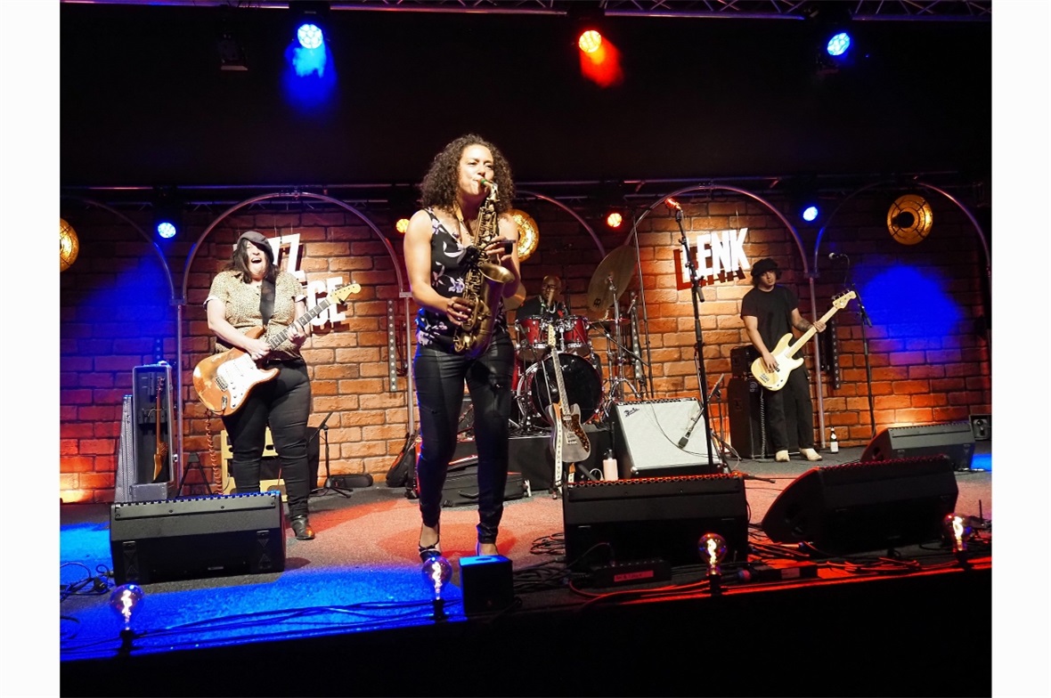 Eine mitreissende Show mit viel Blues-, Soul- und Funk bot Vanessa Collier mit i...