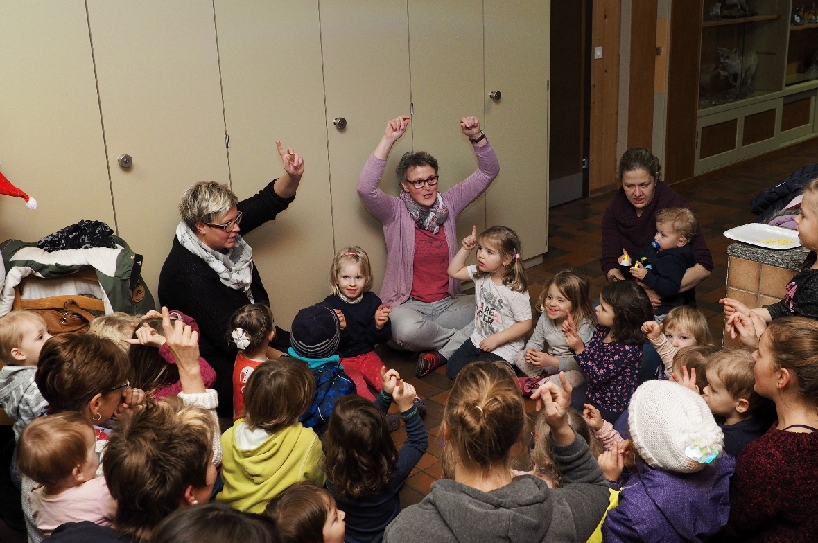 Eine muntere Kinderschar sang mit grosser Freude mit dem Kita-Team die Kita-Lieder – zur Freude der Zuhörenden.