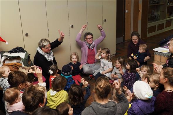 Eine muntere Kinderschar sang mit grosser Freude mit dem Kita-Team die Kita-Lieder – zur Freude der Zuhörenden.