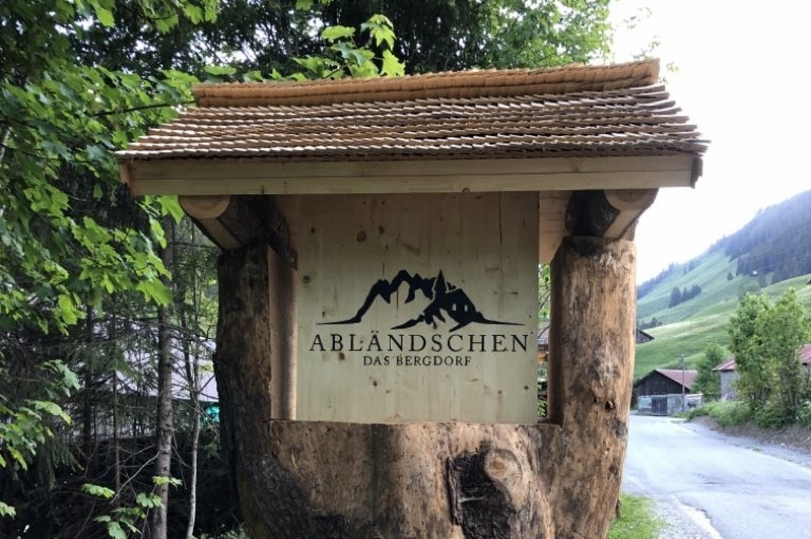 Eine neue Willkommenstafel.