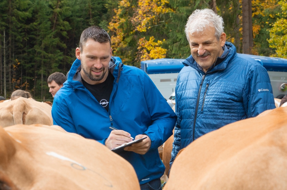 Eine schwere Aufgabe: Kilian Wenger und Harry Knüsel sind mit vollem Eifer dabei...
