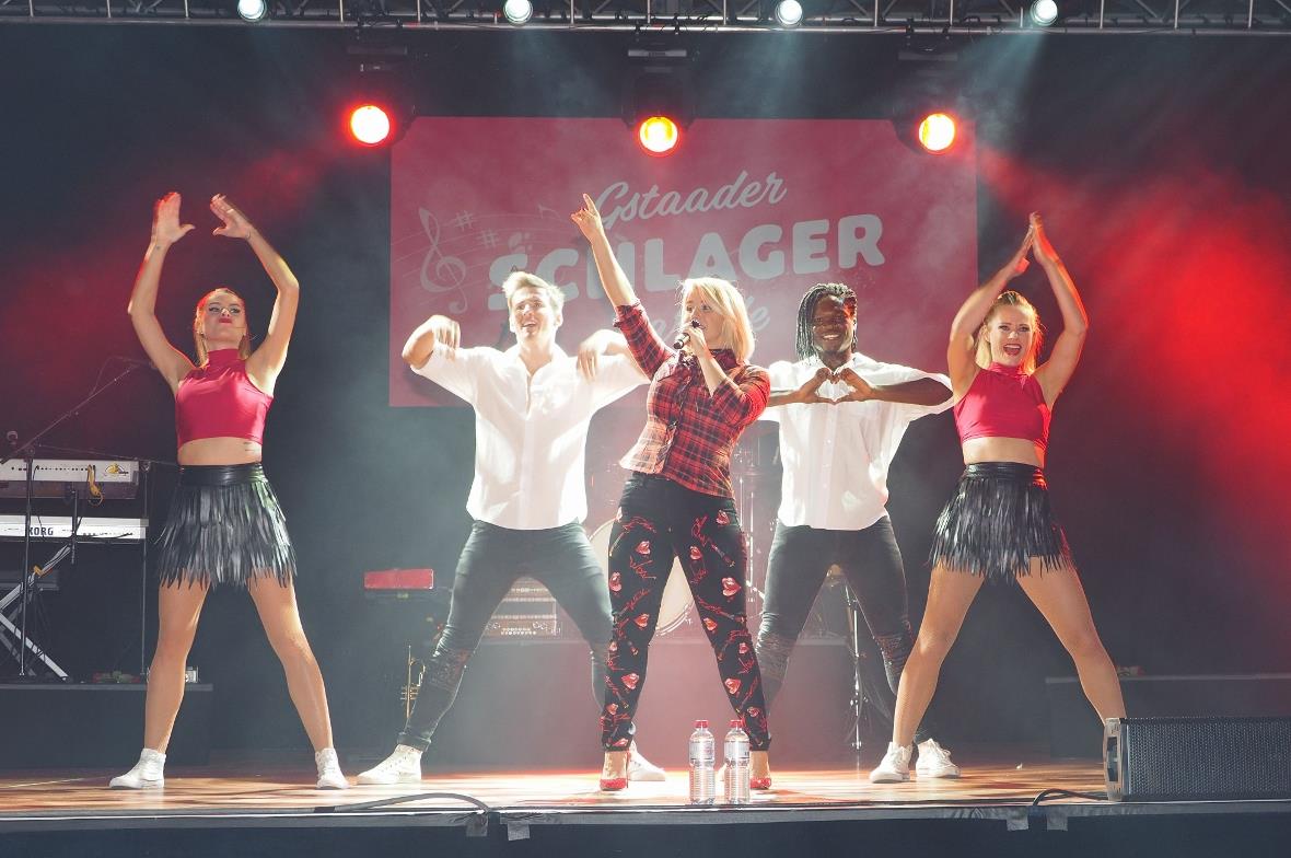 Eine temperamentvolle Beatrice Egli brachte mit ihren Tänzern Schwung in den Sch...