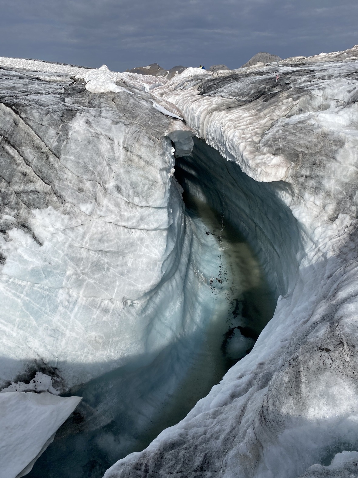 Einen eindrucksvollen Kanal hat sich das abfliessende Wasser freigespült.