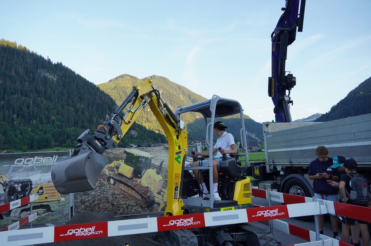 Einen richtigen Bagger bedienen macht Spass!