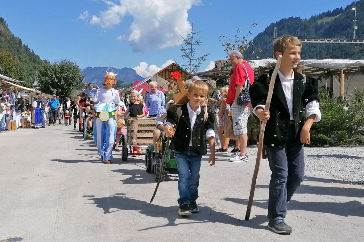Einer der Höhepunkte: der Kinderumzug, vorbei an den Marktständen.