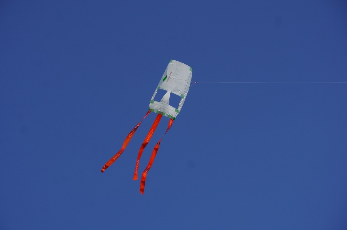 Einer der vor Ort gebauten Drachen im Himmel über Zweisimmen.