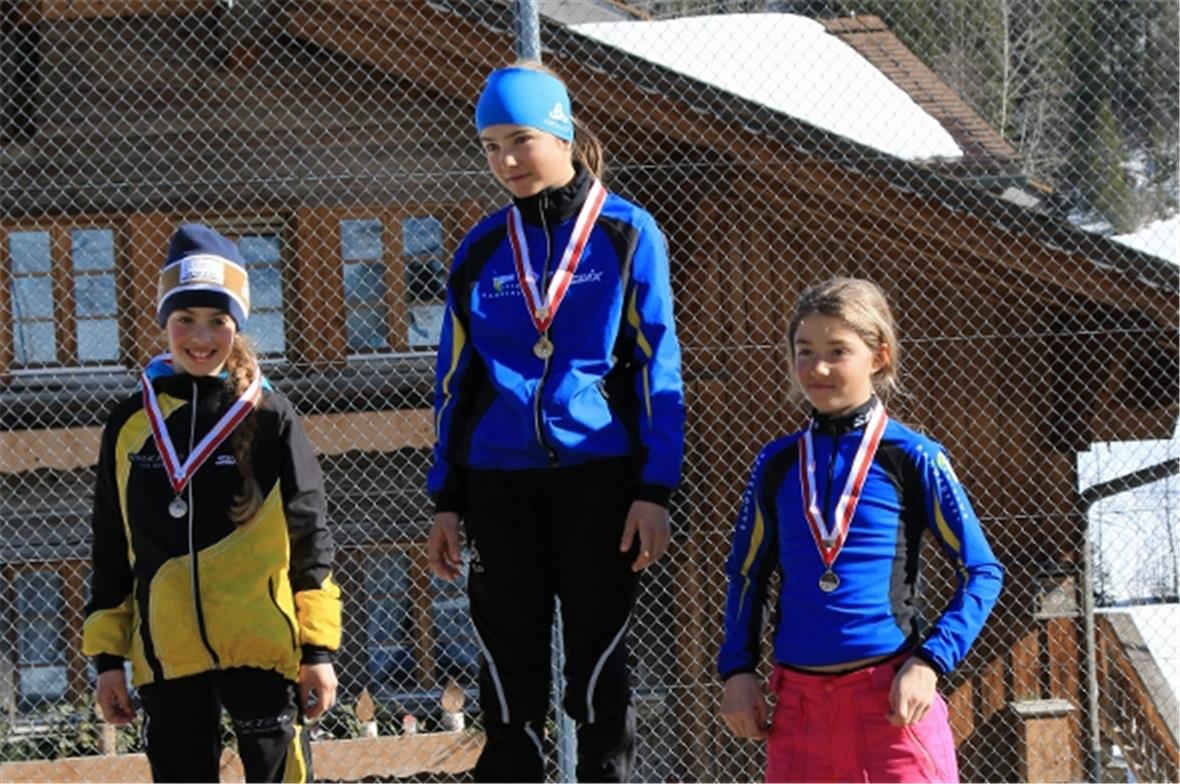 Einer der zahlreichen Podestplätze ging an unsere JOlerin Lena von Felten (links).