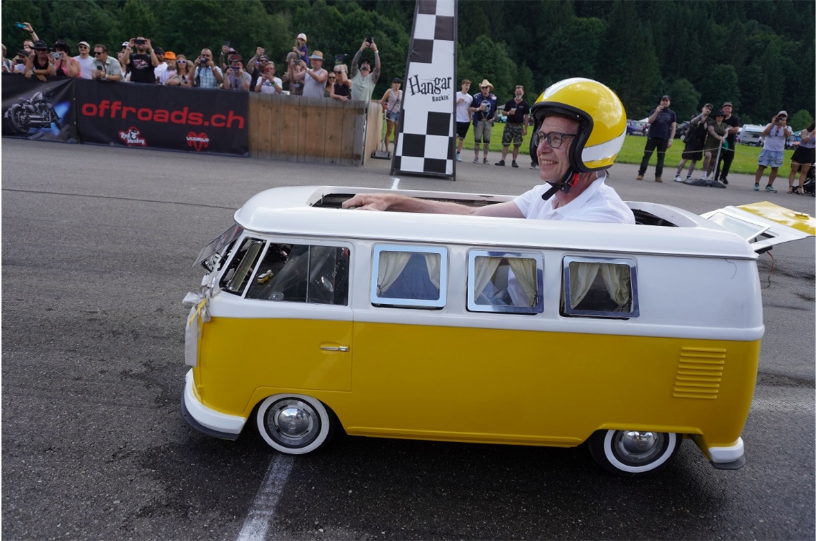 Einer von vielen Hinguckern: eine massstabgetreue Version eines VW – Buses kurz ...