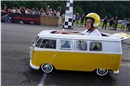 Einer von vielen Hinguckern: eine massstabgetreue Version eines VW – Buses kurz ...
