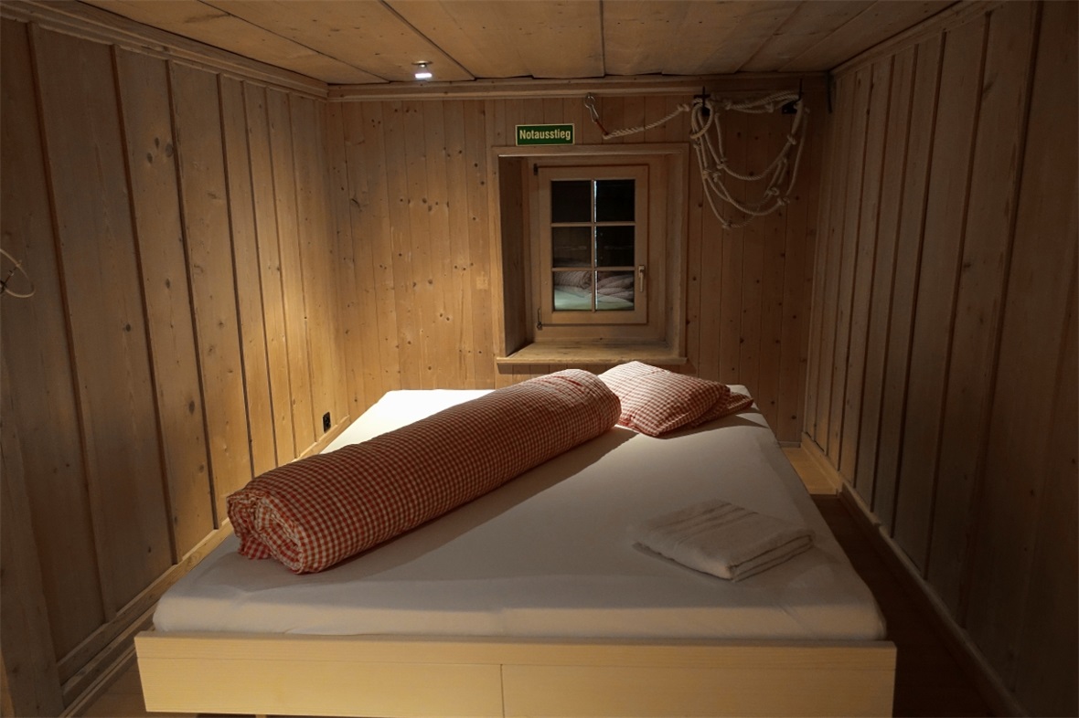 Eines der drei neuen Zimmer im historischen Berghaus .