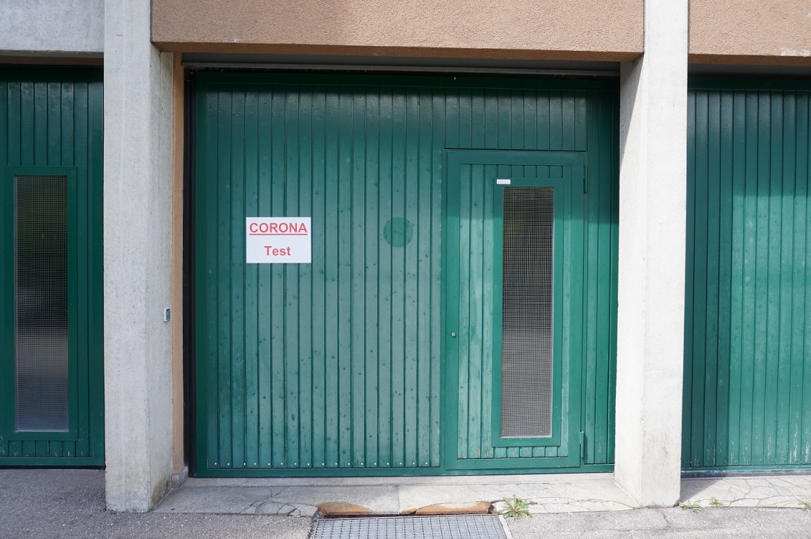 Eingang für Corona-Tests am Spital Zweisimmen. Eine telefonische Voranmeldung ist obligatorisch.