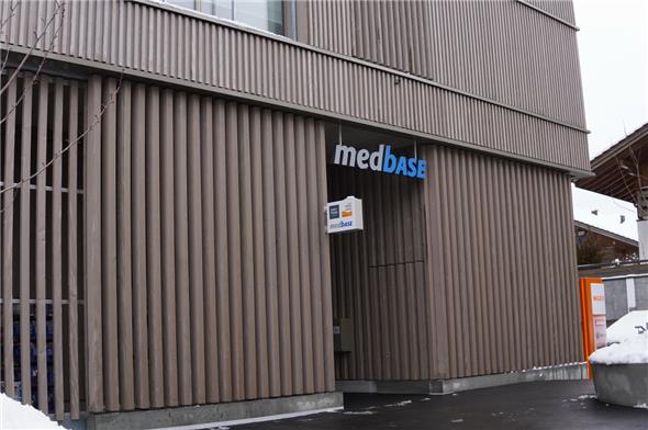 Eingang zur Medbase im Zentrum von Zweisimmen.