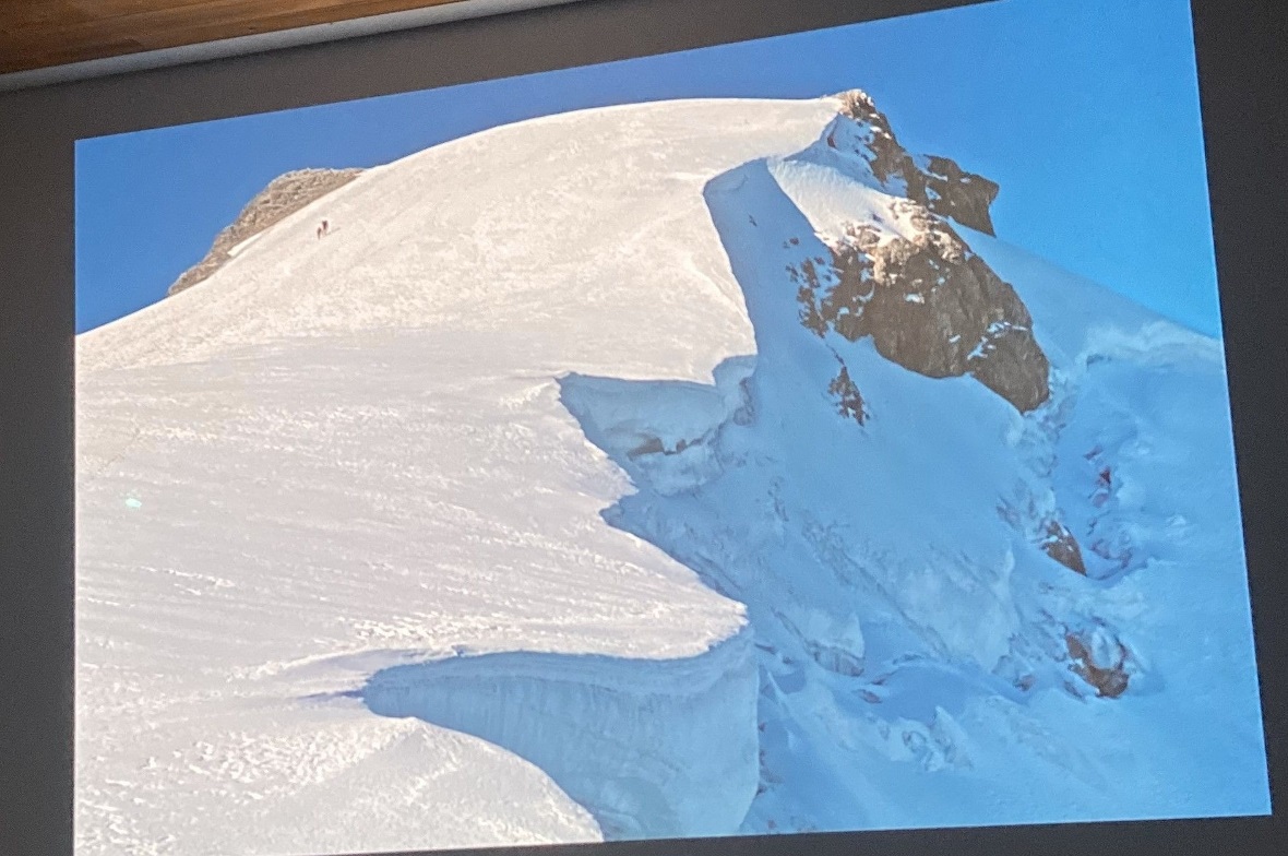 Bildervortrag Ernst Zbären: Fluhsee, Plaine Morte, Montblanc Einige Bilder hat Ernst Zbären aus seinem Archiv geholt wie der Blick von 1969 vom Schnidehorn zum Wildhorn. Diese Eleganz, wie der Wind die Gipfel Firnkuppe gemodelt hat. Das Herz blutet beim Anblick heute.