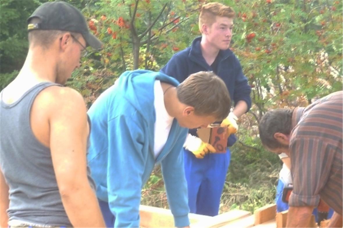 Einige Lernende beim Bau der Tannzapfenbahn. Hinten der Konstrukteur Tim Wächter.