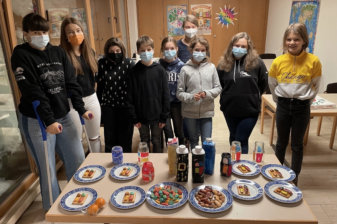 Einige Ministranten aus Gstaad, Zweisimmen und Lenk trafen sich am Nachmittag des 3. Advents zu einem kreativ-besinnlichen Anlass im Pfarreisaal Gstaad.