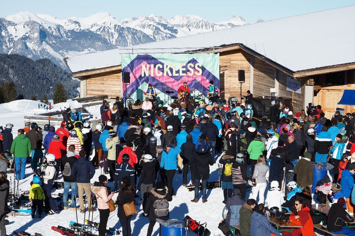Einige Skifahrerinnen und Skifahrer machten einen kurzen Halt und genossen die M...