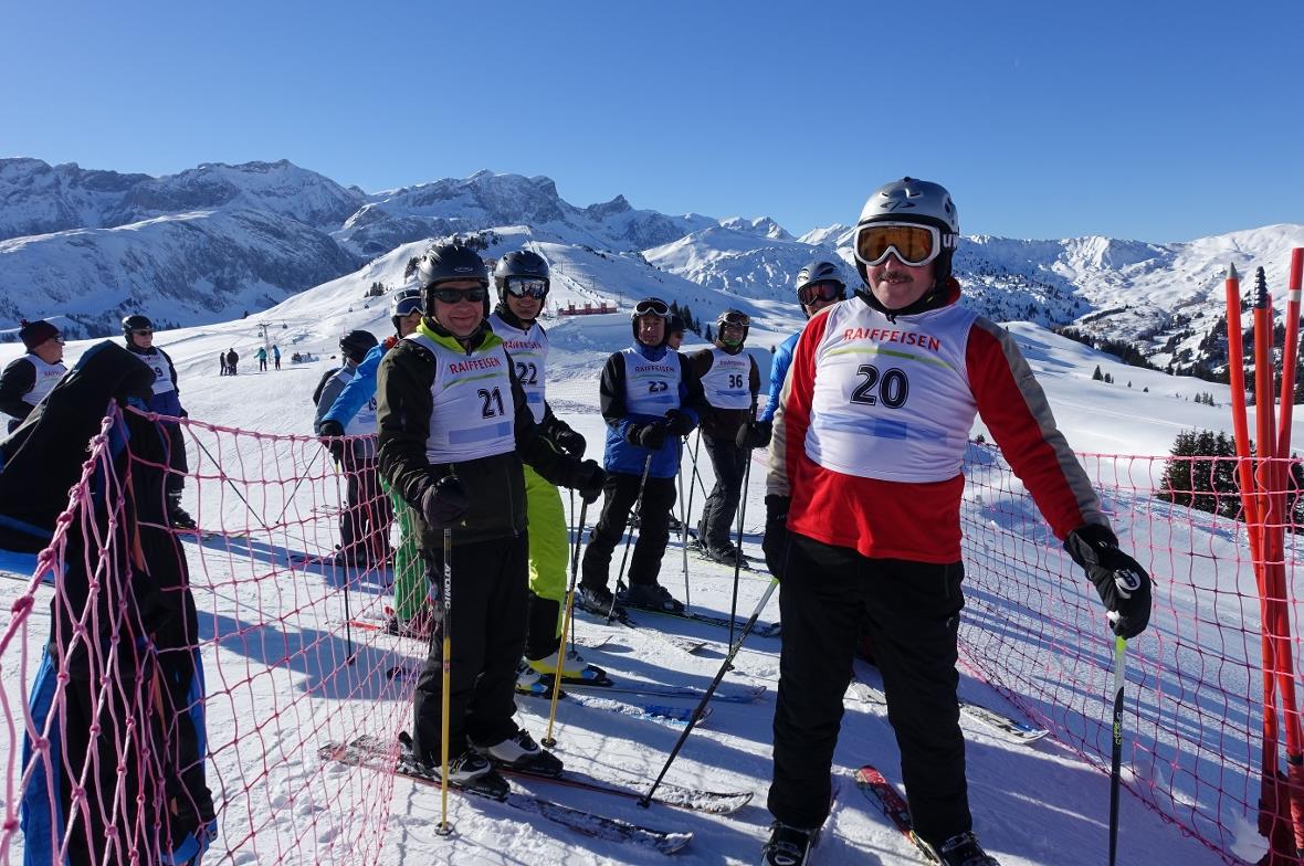 Einige Teilnehmer des 30. Parlamentarier-Skitags des Kantons Bern kurz vor dem S...