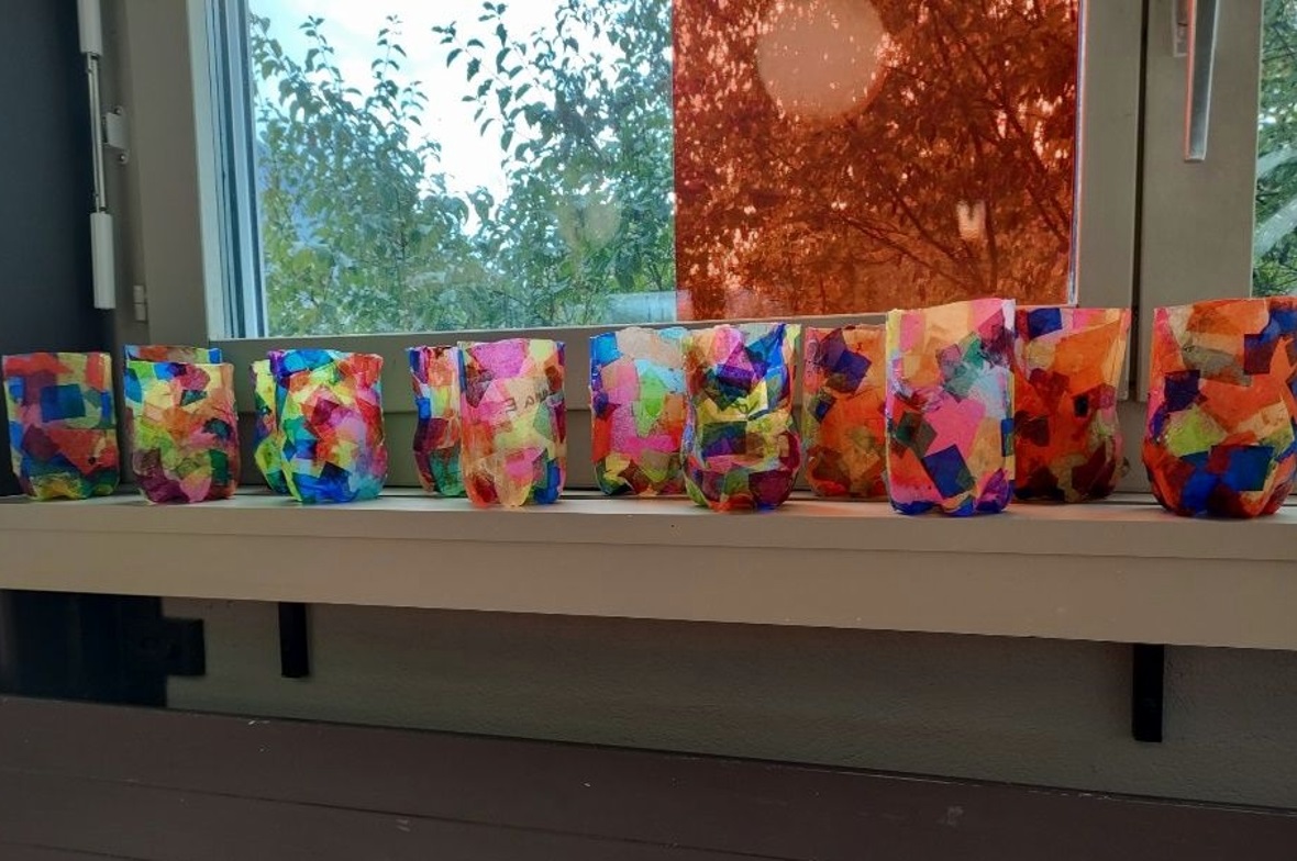 Einige der bunten Upcycling- Kunstwerke der Kindergartenkinder.
